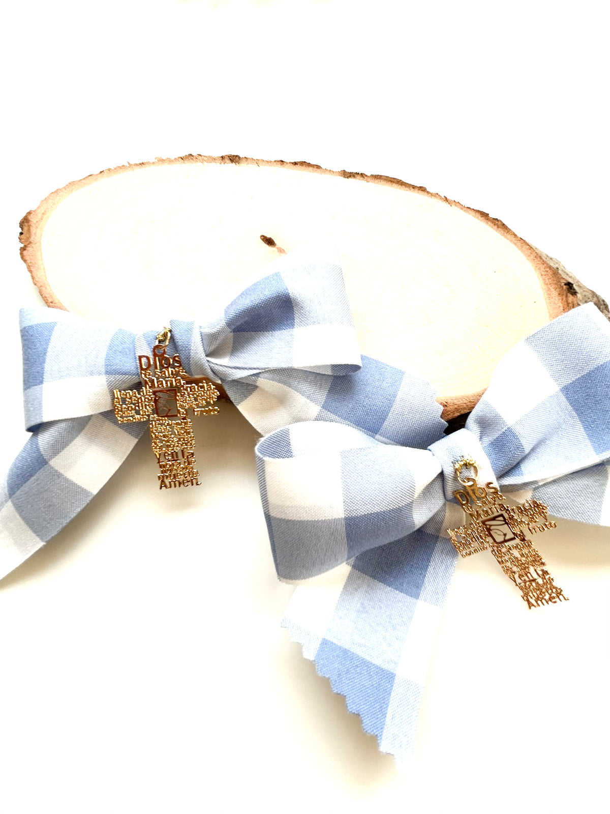 Dos lazos de cuna de vichy azul con cruz de goldfilled con oración