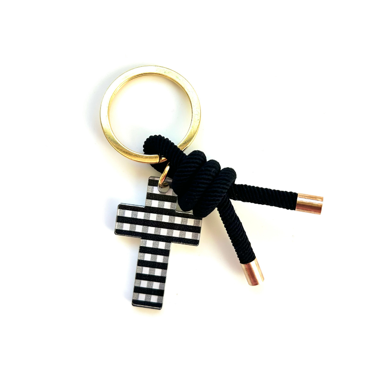 Llavero de cordón negro con cruz de vichy blanco y negro
