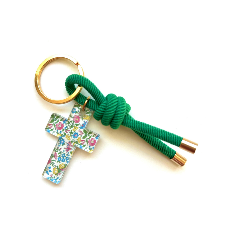 Llavero de cordón verde con cruz de liberty de flores