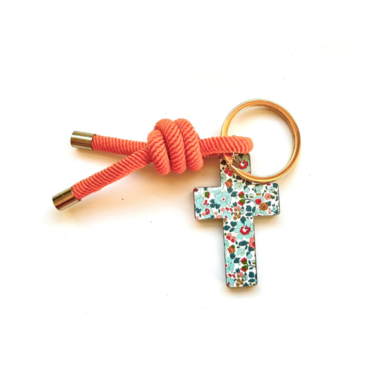 Llavero de cordón coral con cruz de liberty de flores y anilla dorada