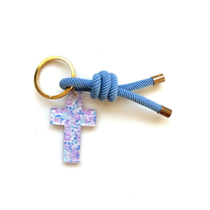 Llavero de cordón celeste con cruz de liberty de flores lilas