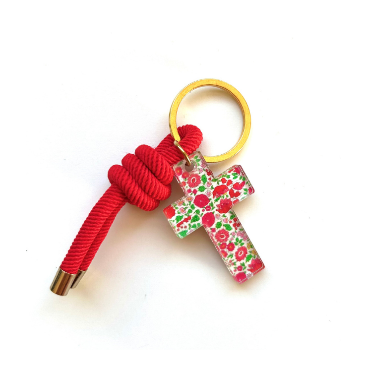Llavero de cordón rojo con cruz de liberty de flores rojas