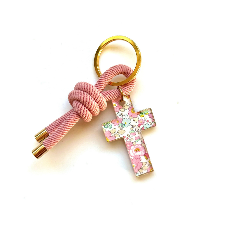 Llavero de cordón rosa con cruz de liberty de flores rosas