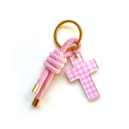 Llavero de cordón rosa con cruz de vichy rosa
