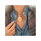 Choker con Medalla Milagrosa de acero bicolor puesto al cuello