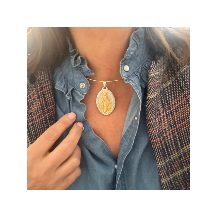 Choker con Medalla Milagrosa de acero bicolor puesto al cuello
