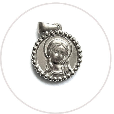 Medalla de la Virgen Niña de acero plateado con borde de bolitas, de cerca