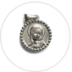 Medalla de la Virgen Niña de acero plateado con borde de bolitas, de cerca