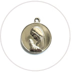 Medalla de la Virgen Niña orante de acero plateado, de cerca