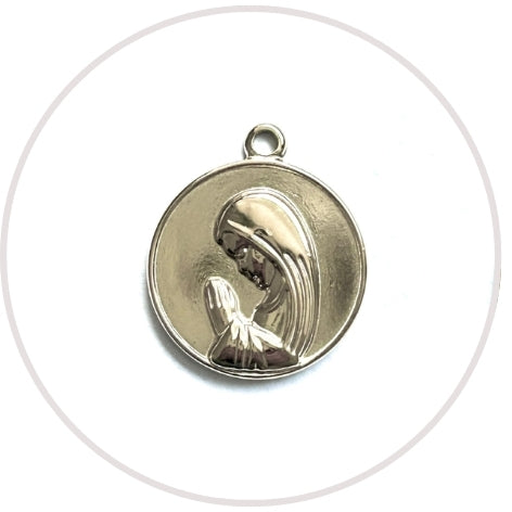 Medalla de la Virgen Niña orante de acero plateado, de cerca