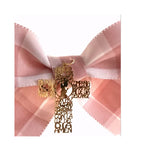 Lazo de cuna de vichy rosa con cruz de goldfilled con oración