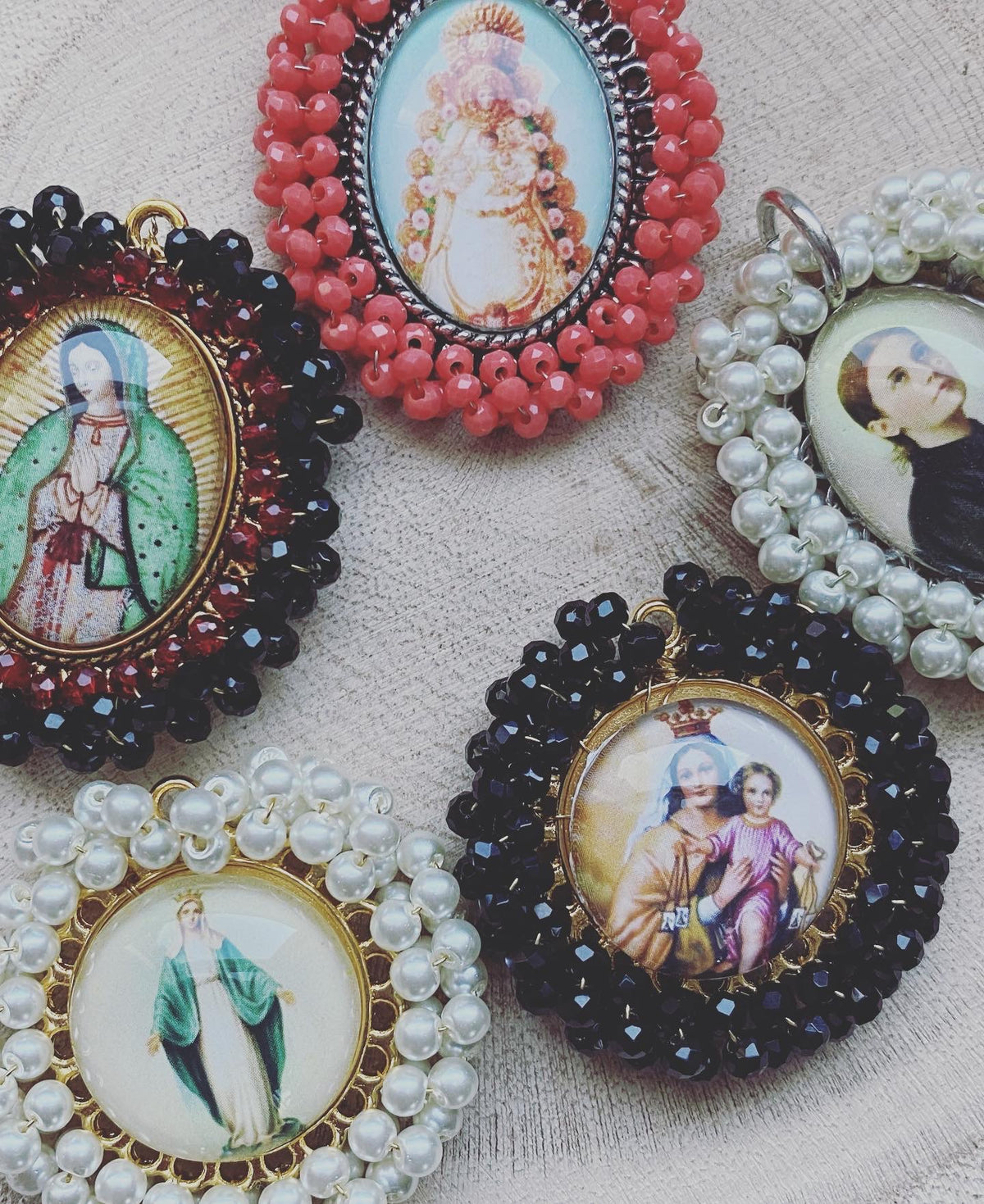 Medallas bordadas con cristales y perlas con imágenes de la Virgen y de santos