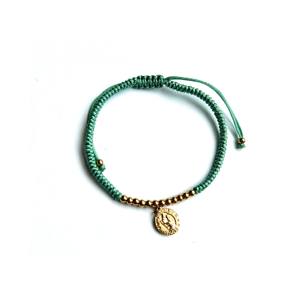 Pulsera adaptable de hilo verde con bolitas doradas y medallita de la Virgen
