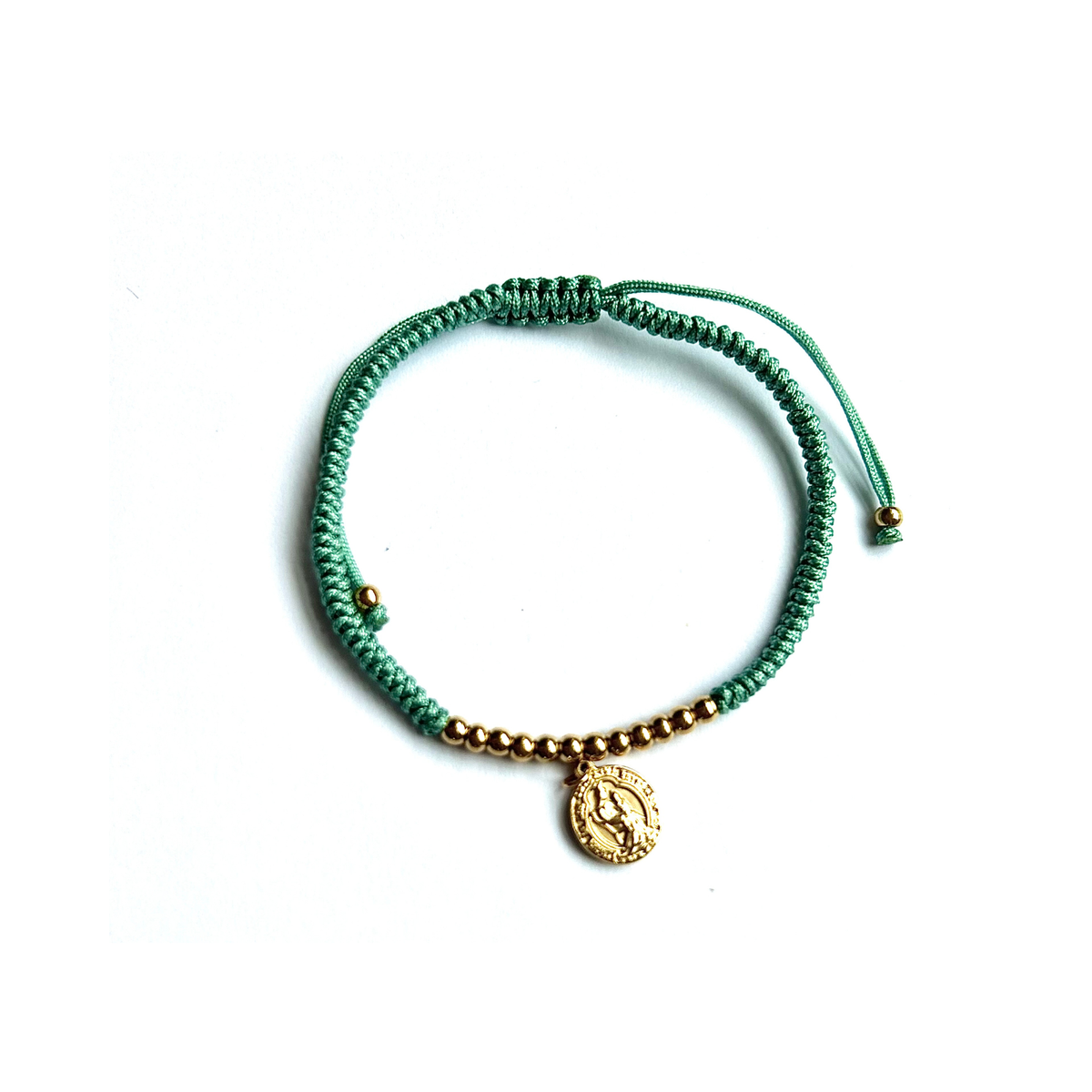 Pulsera adaptable de hilo verde con bolitas doradas y medallita de la Virgen