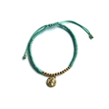 Pulsera adaptable de hilo verde agua con bolitas doradas y medallita de la Virgen
