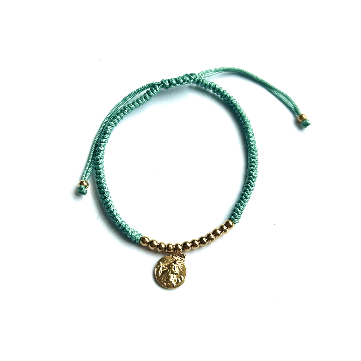 Pulsera adaptable de hilo verde agua con bolitas doradas y medallita de la Virgen