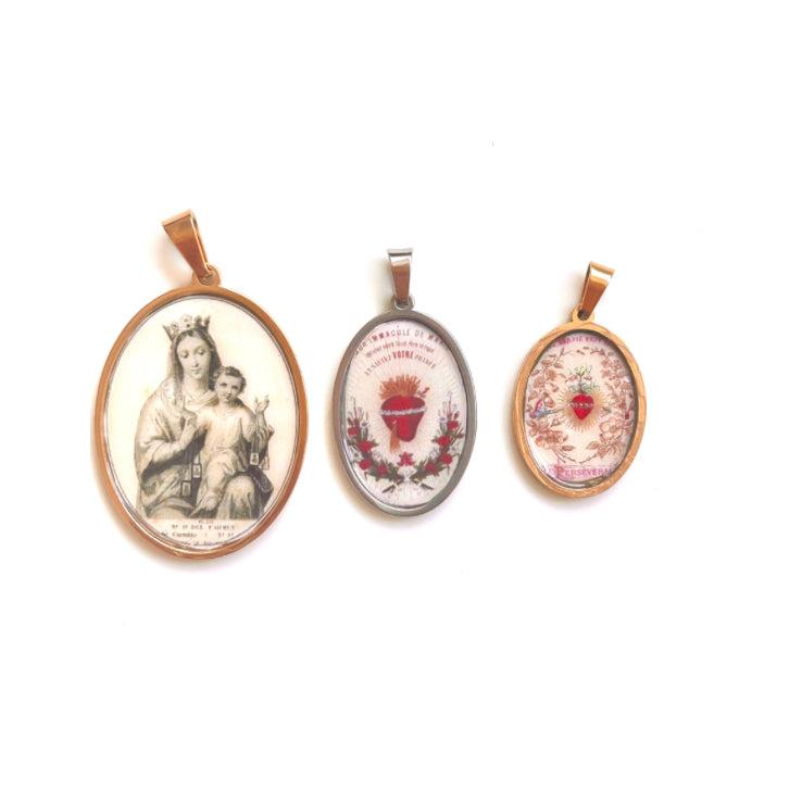 Medallas vintage en dorado, plateado y rosa con imágenes de la Virgen y el Sagrado Corazón