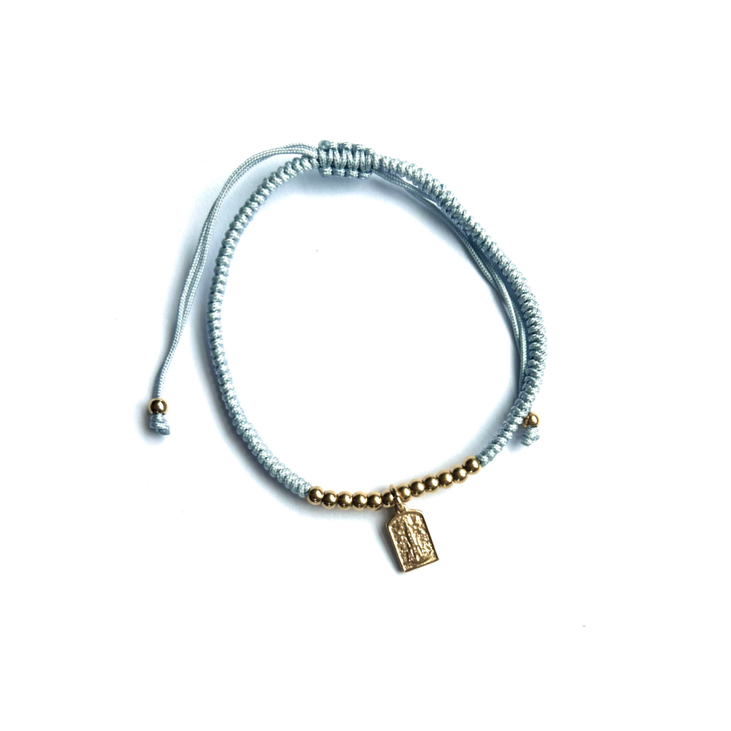 Pulsera adaptable de hilo gris claro con bolitas doradas y medallita de la Virgen de Fátima