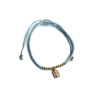Pulsera adaptable de hilo gris claro con bolitas doradas y medallita de la Virgen de Fátima