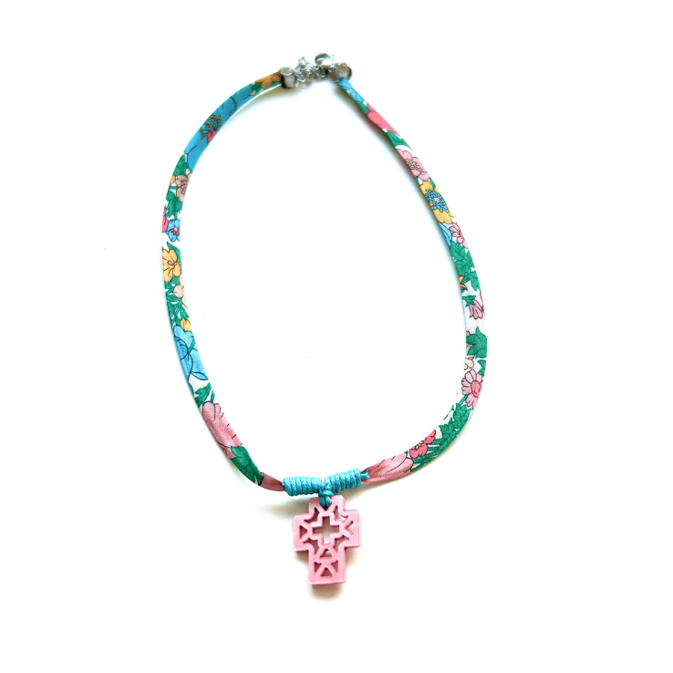 Gargantilla de liberty de flores con cruz calada rosa