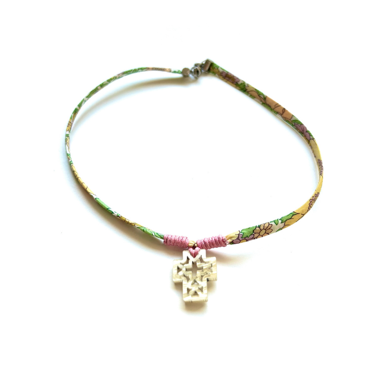 Gargantilla de liberty de flores con cruz calada blanca