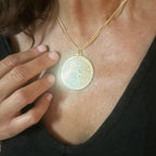 Medalla del Padre Nuestro en goldfilled puesta al cuello