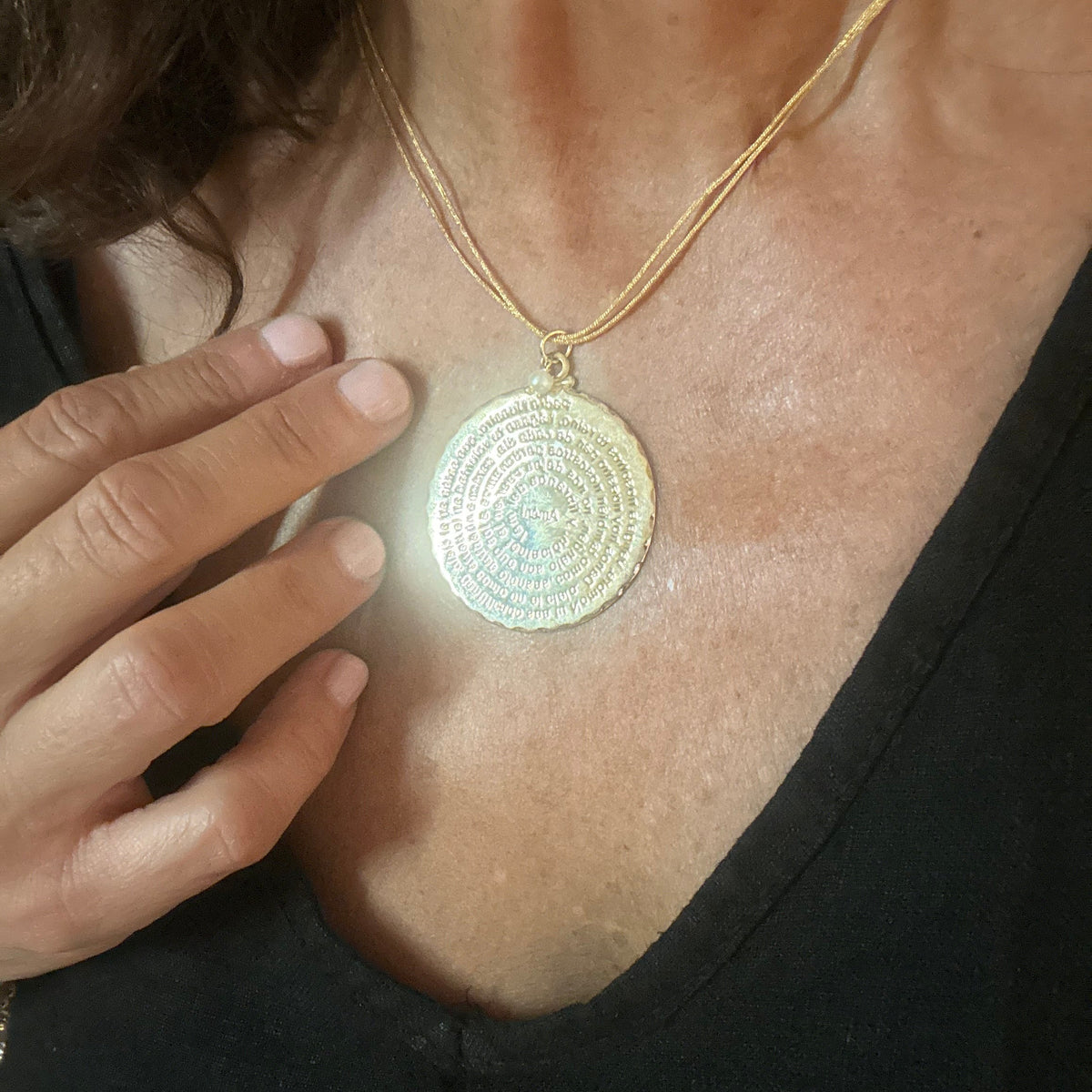 Medalla del Padre Nuestro en goldfilled puesta al cuello