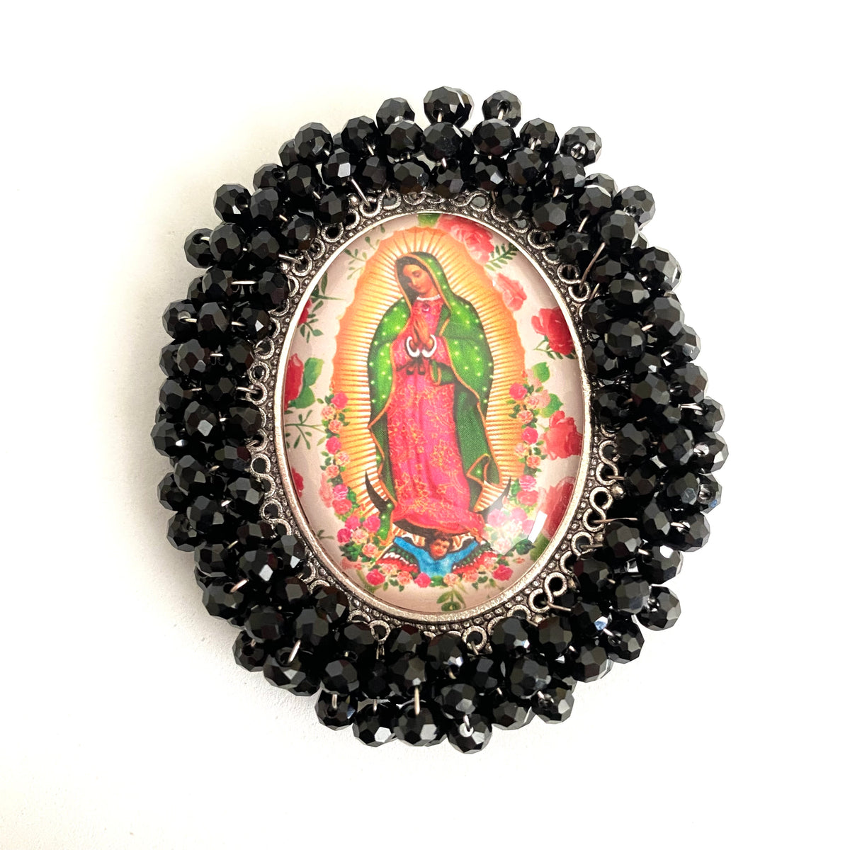 Medalla bordada con cristales negros e imagen de la Virgen de Guadalupe