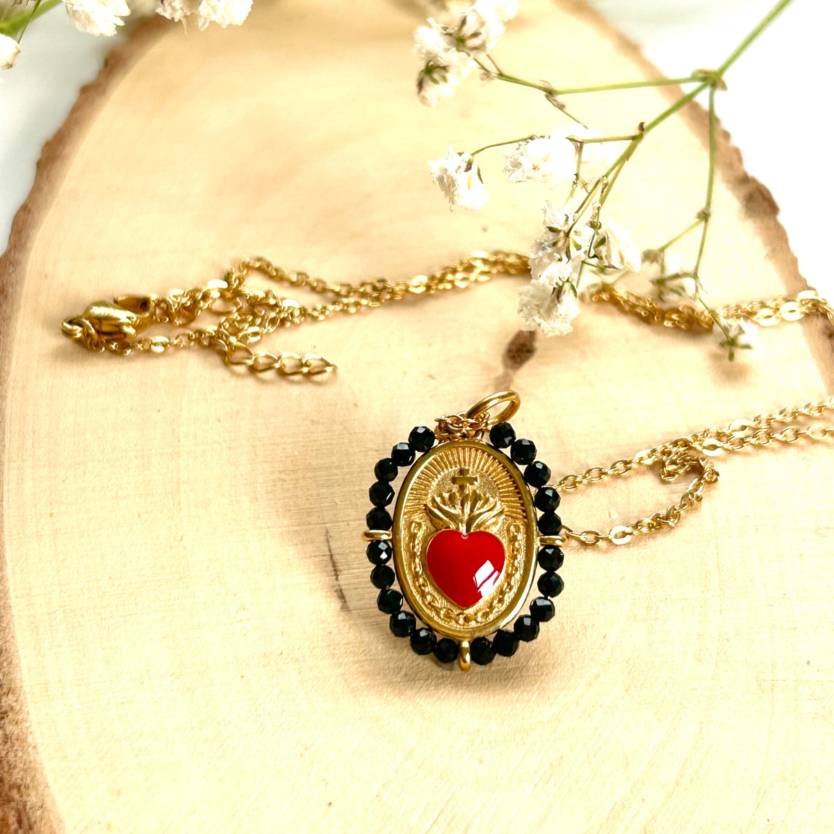 Medalla del Sagrado Corazón esmaltado en rojo bordada con cristales negros