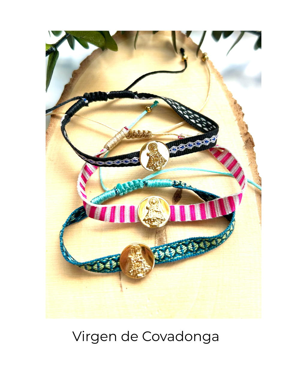Pulseras de tela con medalla de acero de la Virgen de Covadonga en varios colores