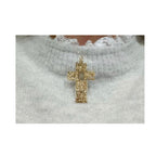 Cruz de goldfilled con la oración del Dios te Salve puesta al cuello