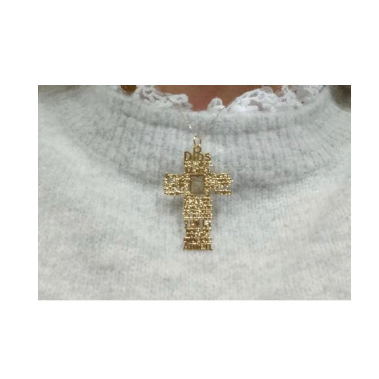 Cruz de goldfilled con la oración del Dios te Salve puesta al cuello