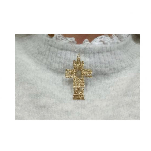 Cruz de goldfilled con la oración del Dios te Salve puesta al cuello
