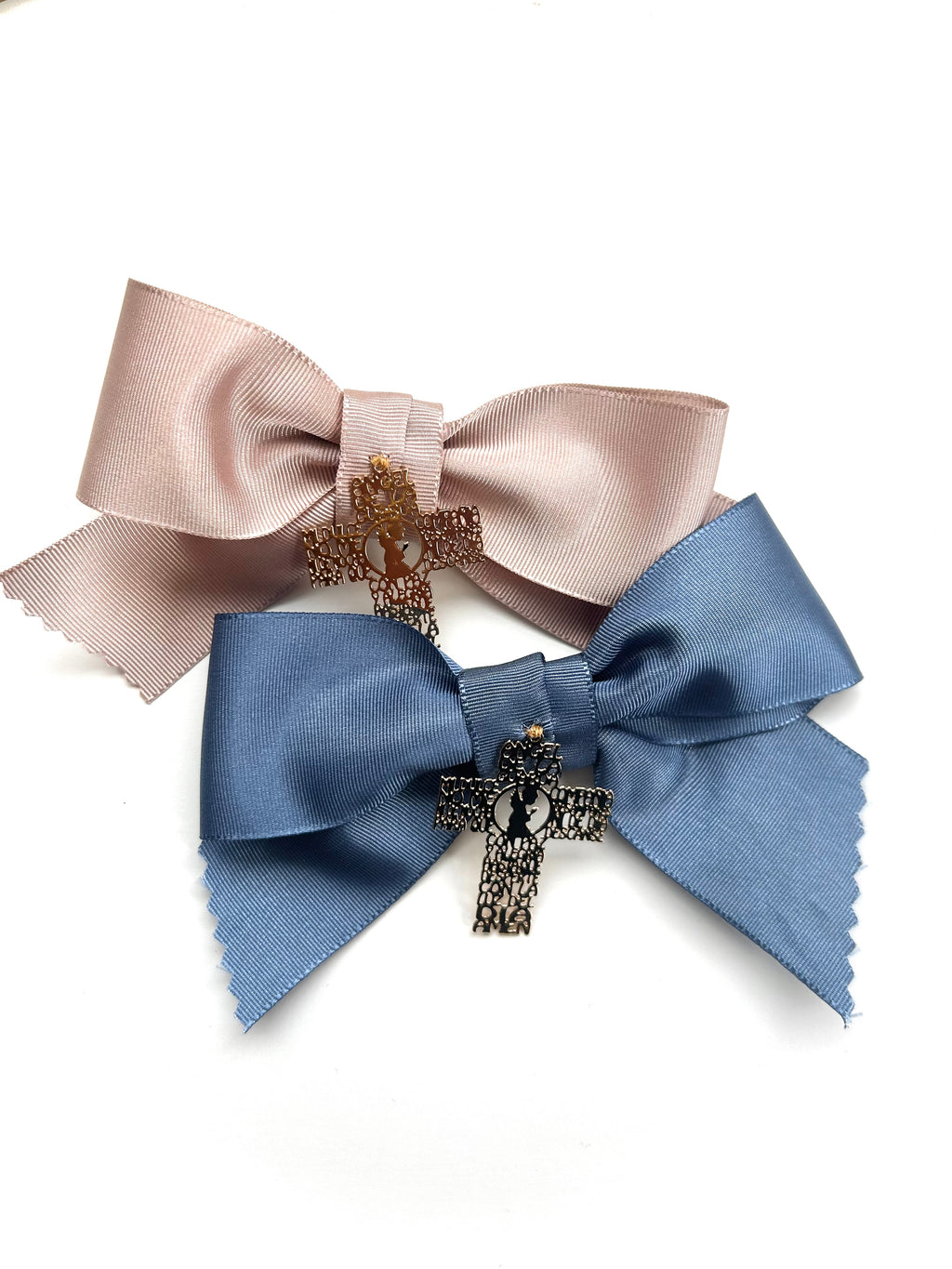 Lazos de cuna de raso beige y azul con cruz de goldfilled con oración