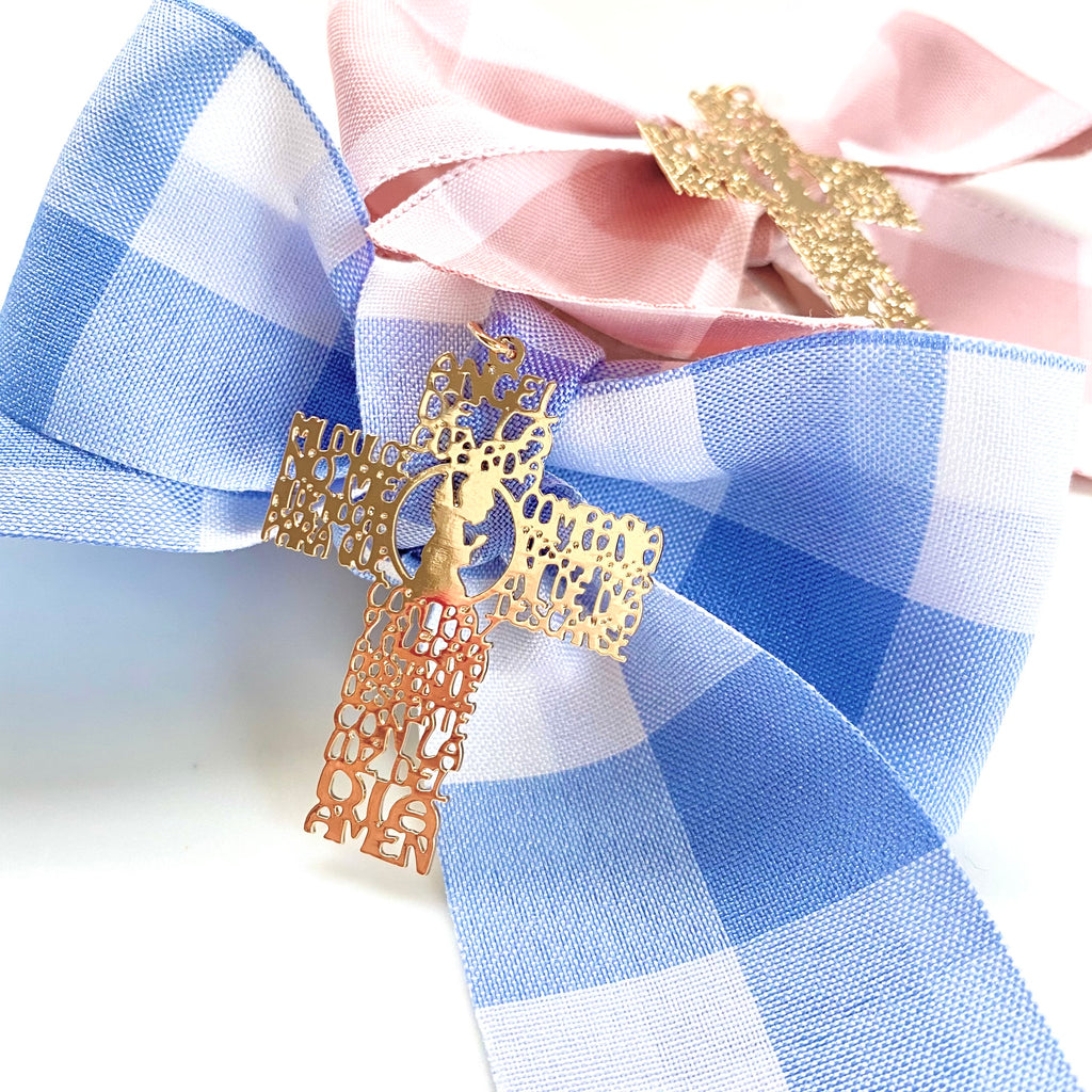 Lazos de cuna de vichy azul y rosa con cruz de oración, de cerca