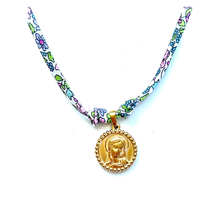 Medalla de la Virgen Niña de acero dorado con gargantilla de liberty de flores