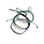 Pulseras adaptables de hilo en varios colores con bolitas de acero dorado