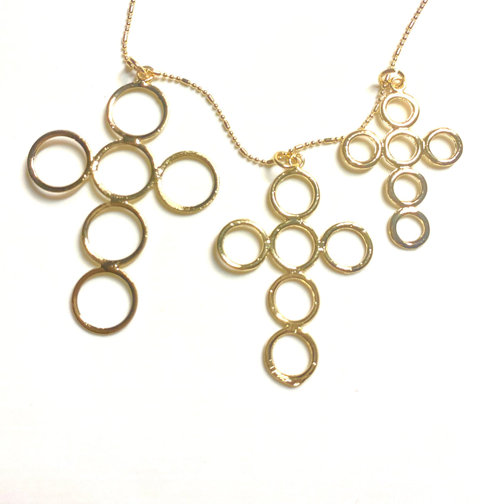 Cruces de goldfilled formadas por círculos, de cerca