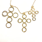 Cruces de goldfilled formadas por círculos, de cerca