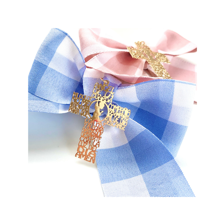 Lazo de cuna de vichy azul y rosa con cruz de goldfilled con oración