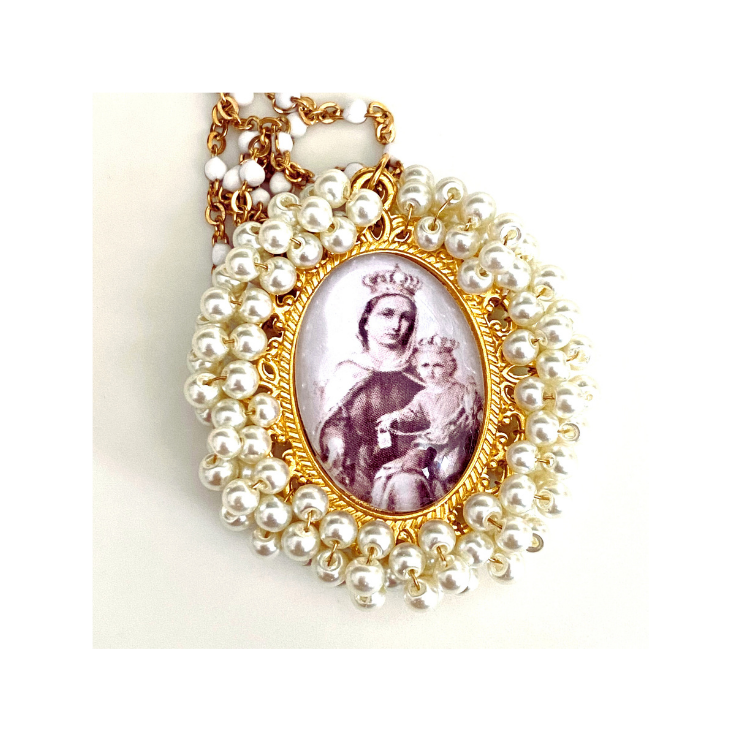 Medalla bordada con perlas e imagen de la Virgen con el Niño