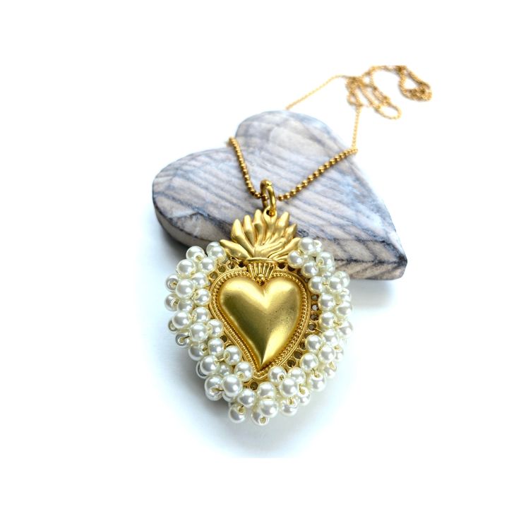 Medalla milagrito de corazón dorado bordada con perlas