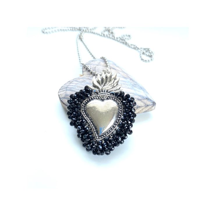 Medalla milagrito en forma de corazón bordada con cristales negros