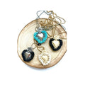 Medallas milagrito en forma de corazón bordadas con cristales de colores