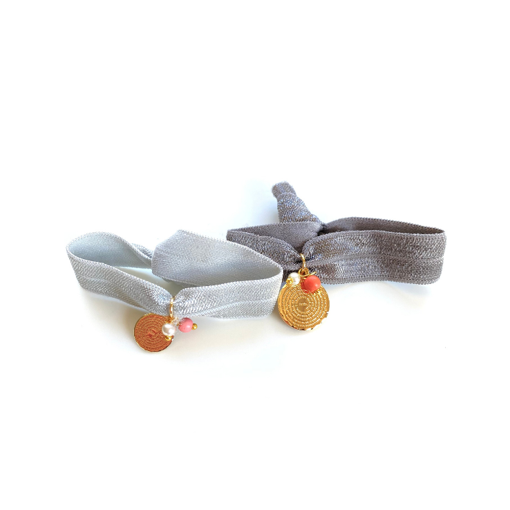 Dos pulseras elásticas de cinta gris con medalla colgante del Padre Nuestro en goldfilled y perlita