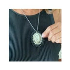 Medalla bordada con imagen personalizada puesta al cuello