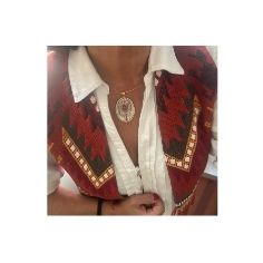 Medalla con imagen vintage puesta al cuello
