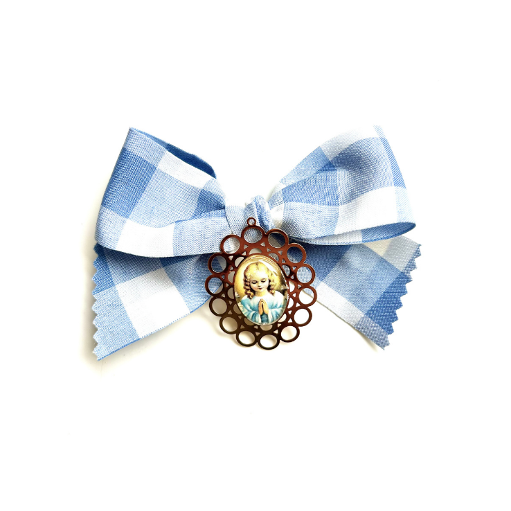 Lazo de cuna de vichy azul con medalla de goldfilled e imagen de la Virgen Niña