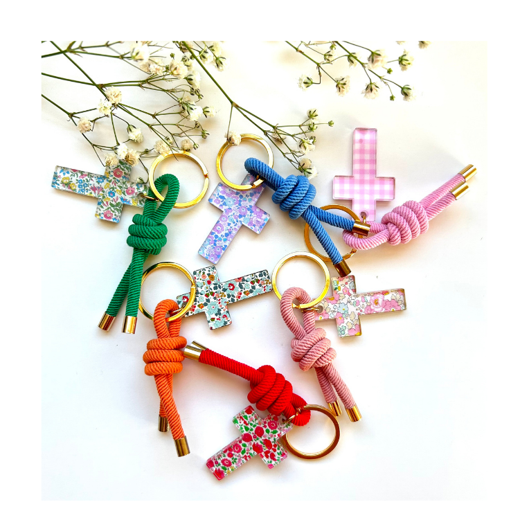Llaveros de cordón de varios colores con cruz de tela liberty y vichy