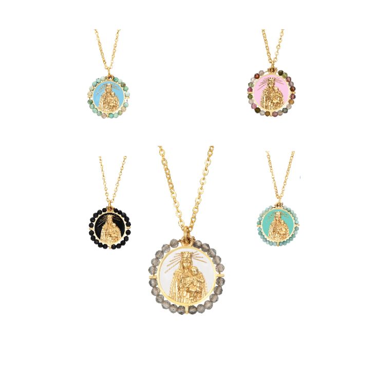 Medallas esmaltadas de la Virgen del Carmen bordadas con cristales de varios colores